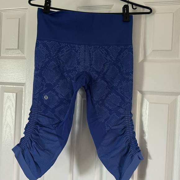 Lululemon Flow Crops Size 6❤️❤️ - Picture 2 of 3
